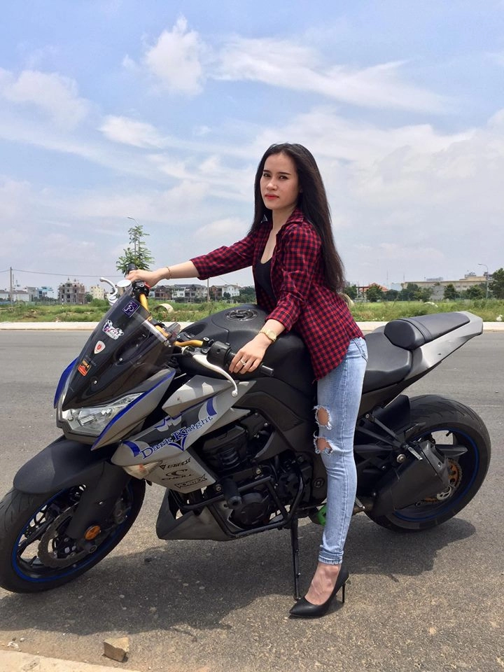 Người đẹp tạo dáng bên kawasaki z1000 hầm hố