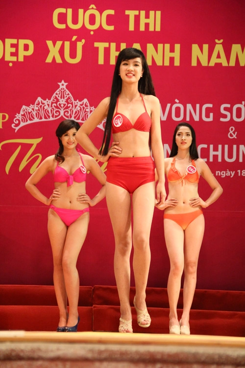 Người đẹp xứ thanh tự tin khoe dáng với bikini