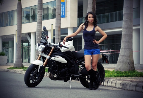  người mẫu việt bên speed triple 2011 