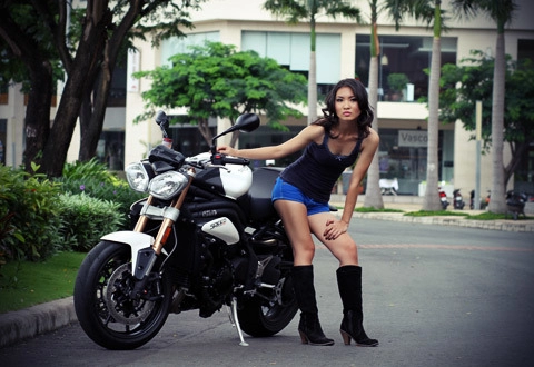  người mẫu việt bên speed triple 2011 