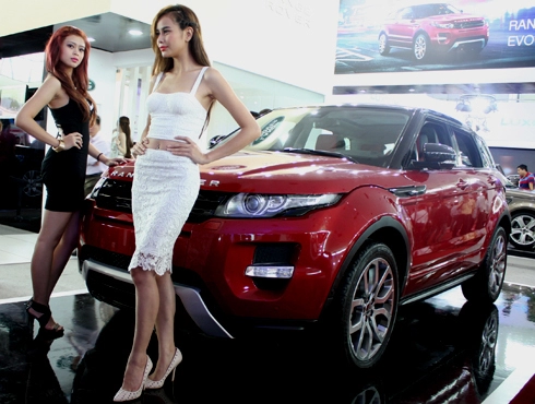  người mẫu việt điệu đà với land rover evoque 