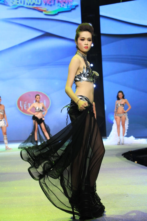 Nhìn lại bikini của siêu mẫu 2012