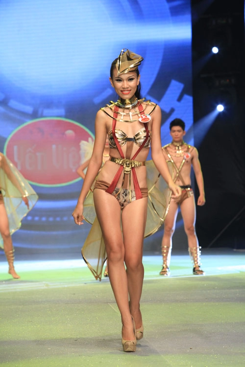 Nhìn lại bikini của siêu mẫu 2012