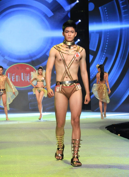 Nhìn lại bikini của siêu mẫu 2012