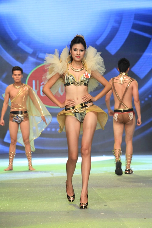 Nhìn lại bikini của siêu mẫu 2012