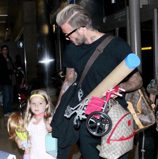 Nhóc harper nha beckham lộ cằm bị tím bầm xước má