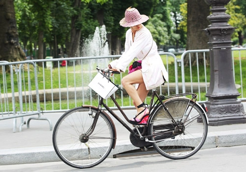 Những cô gái thời trang trên phố paris