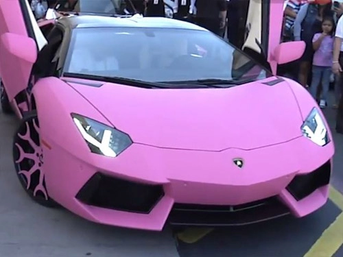 Nicki minaj khoe lamborghini aventador màu hồng