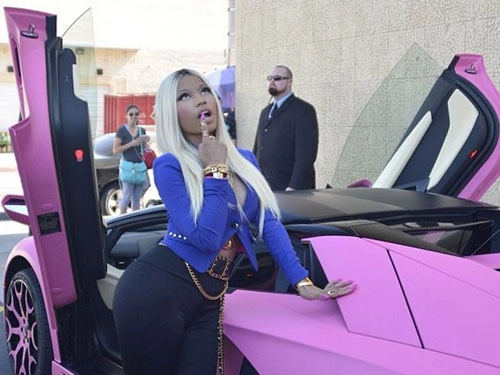 Nicki minaj khoe lamborghini aventador màu hồng