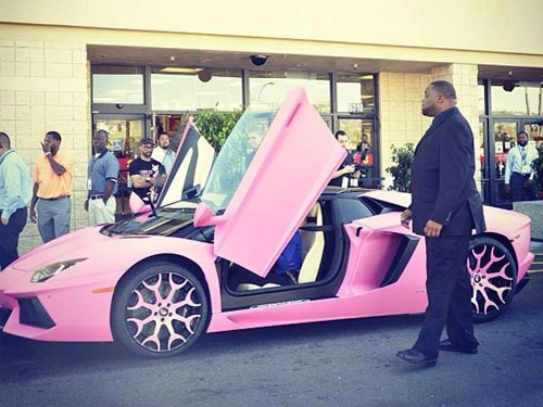 Nicki minaj khoe lamborghini aventador màu hồng