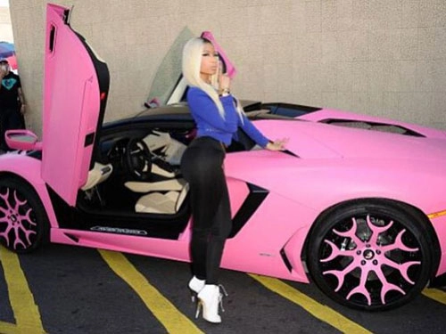 Nicki minaj khoe lamborghini aventador màu hồng