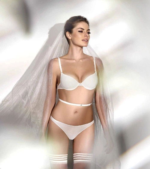 Nội y cưới giản đơn cho cô dâu đầy đặn