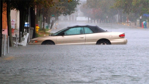  ôtô mỹ chìm trong bão sandy 