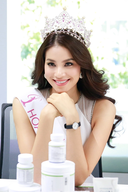 Phạm hương đang được chăm sóc tận răng