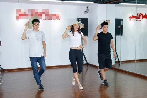 Phạm hương đang được chăm sóc tận răng