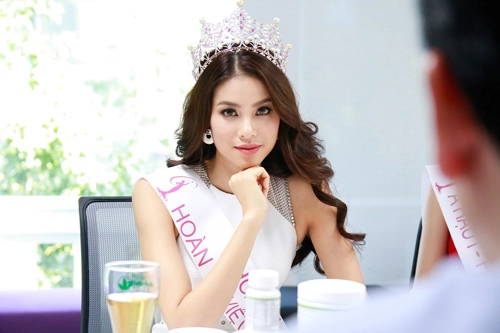 Phạm hương đang được chăm sóc tận răng