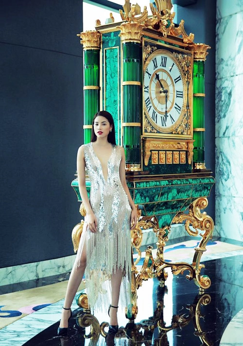 Phạm hương quyến rũ hút hồn với đầm ôm sát gợi cảm