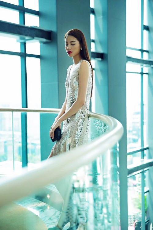 Phạm hương quyến rũ hút hồn với đầm ôm sát gợi cảm