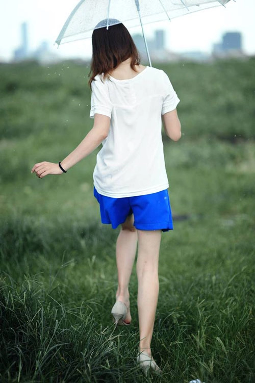 Phối đồ ngày hè ẩm ương mưa nắng