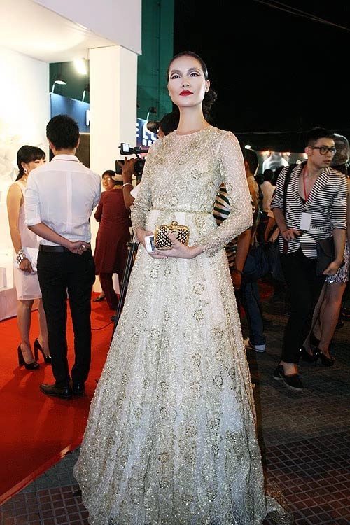 Phương thanh kỳ duyên vén váy khoe chân