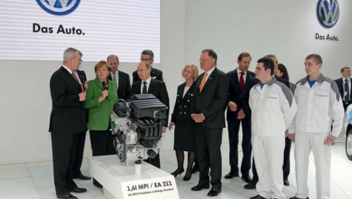 Putin bị phụ nữ khỏa thân tấn công tại gian hàng volkswagen