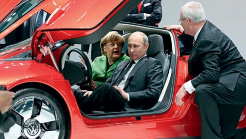 Putin bị phụ nữ khỏa thân tấn công tại gian hàng volkswagen