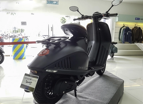 Ra mắt vespa 946 emporio armani mới giá 379 triệu đồng