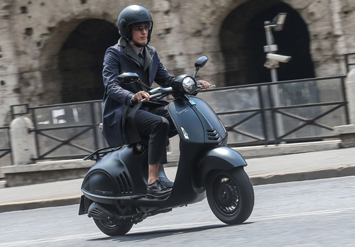 Ra mắt vespa 946 emporio armani mới giá 379 triệu đồng