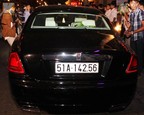 Rolls royce ghost ewb vi vu phố sài gòn