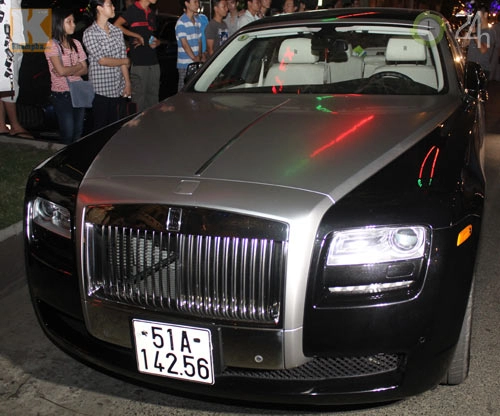 Rolls royce ghost ewb vi vu phố sài gòn