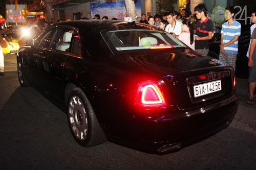 Rolls royce ghost ewb vi vu phố sài gòn