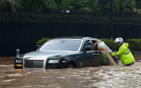  rolls-royce ghost lội nước ở jakarta 