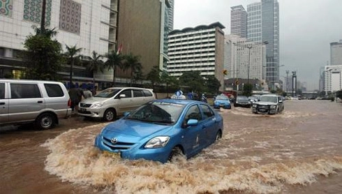  rolls-royce ghost lội nước ở jakarta 