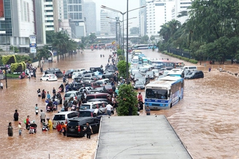  rolls-royce ghost lội nước ở jakarta 