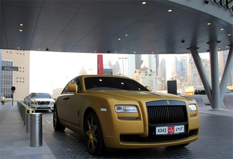  rolls-royce ghost mạ vàng ở dubai 