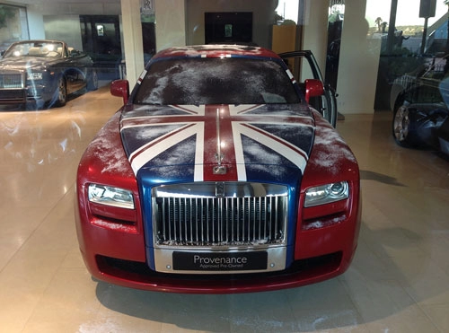 Rolls-royce ghost phủ cờ anh bắt mắt