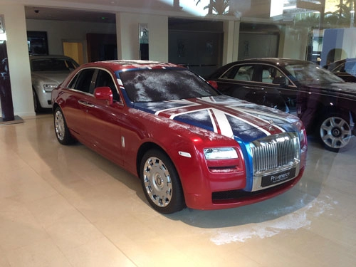 Rolls-royce ghost phủ cờ anh bắt mắt