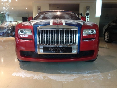 Rolls-royce ghost phủ cờ anh bắt mắt