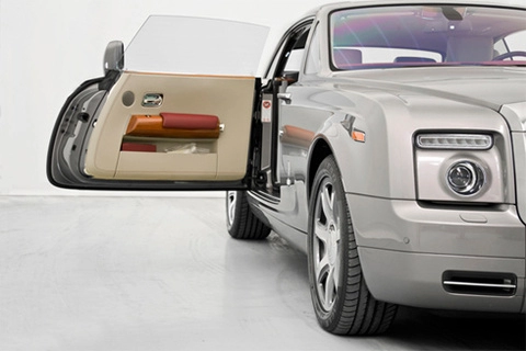  rolls-royce phantom coupe diễn trong studio 