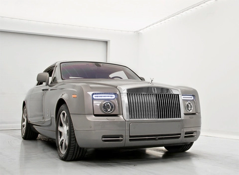  rolls-royce phantom coupe diễn trong studio 