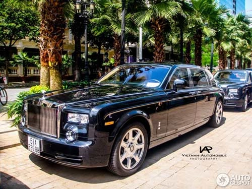 Rolls-royce phantom rồng dạo phố sài gòn