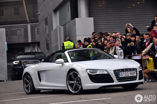 Ronaldo lai audi r8 v10 spyder rơi sân bong