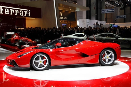 Ronaldo tâu laferrari mưng hơp đông mơi