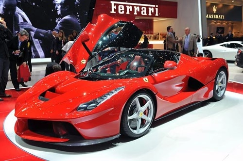 Ronaldo tâu laferrari mưng hơp đông mơi