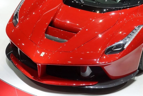 Ronaldo tâu laferrari mưng hơp đông mơi