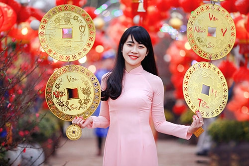 Sắc màu thời trang du xuân của bạn trẻ hà nội