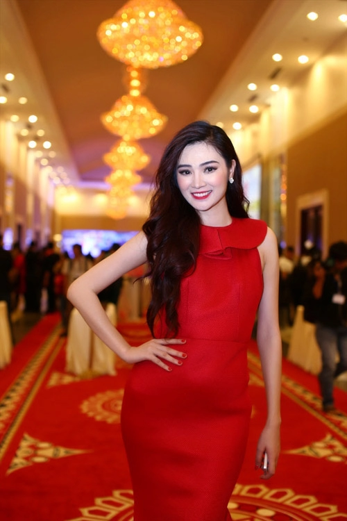 Siêu mẫu ngọc oanh nồng nàn sắc đỏ