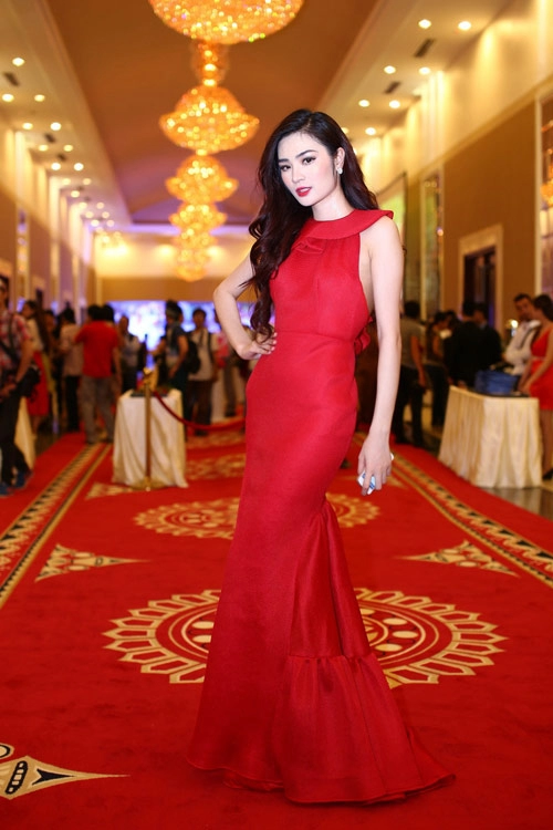 Siêu mẫu ngọc oanh nồng nàn sắc đỏ