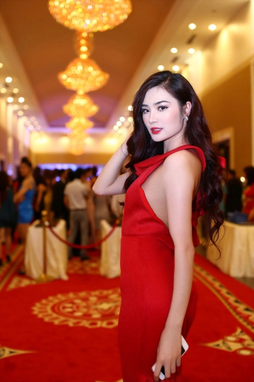 Siêu mẫu ngọc oanh nồng nàn sắc đỏ