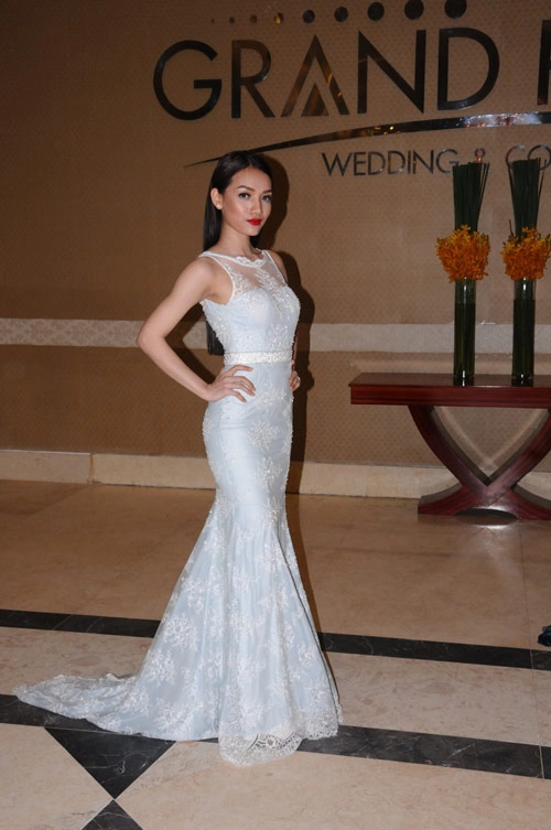 Siêu mẫu ngọc oanh nồng nàn sắc đỏ